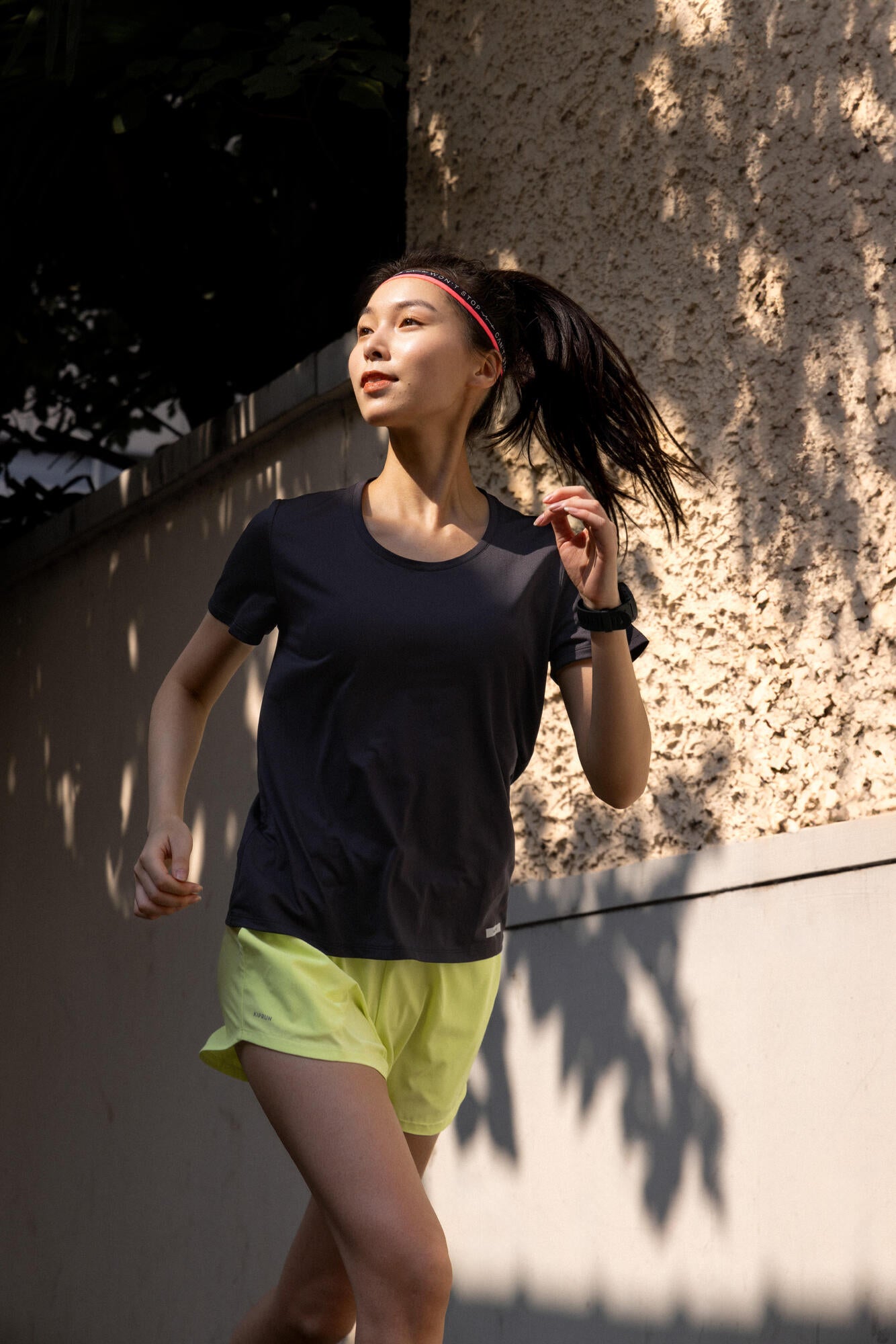 kiprun-run-100-dry-laufshirt-damen-smoked-black image 8