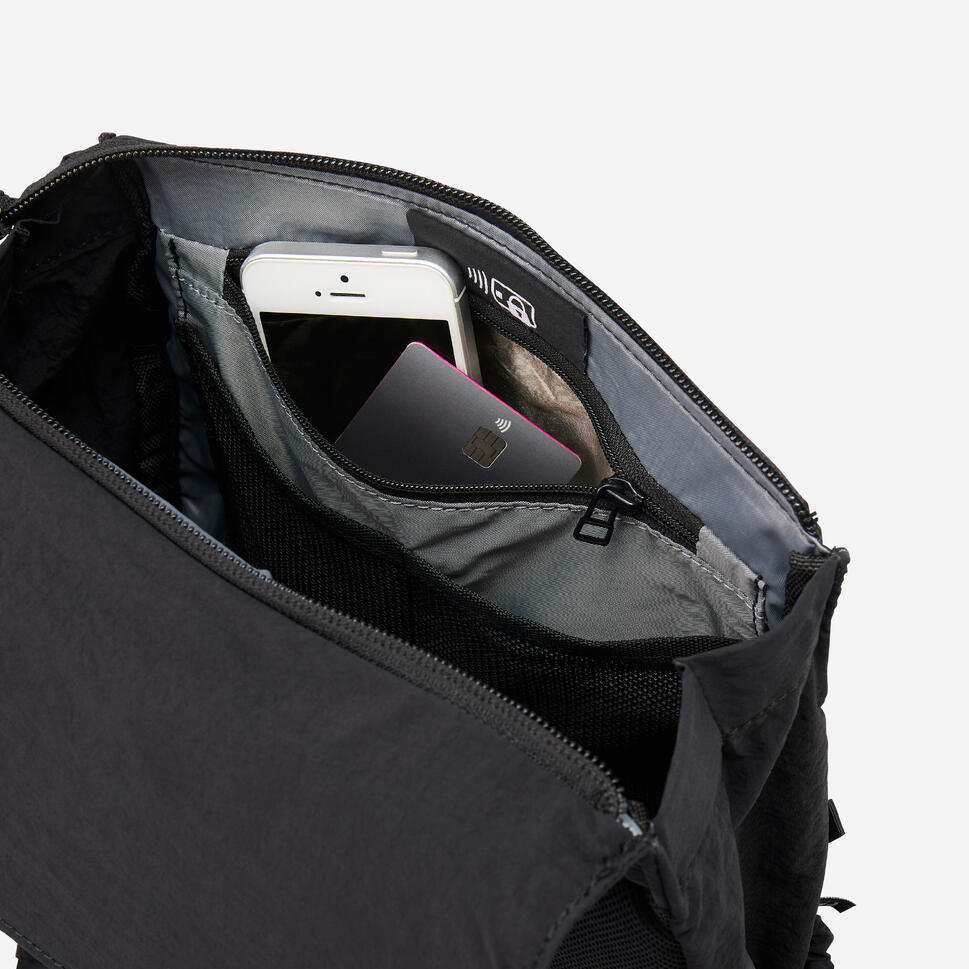 btwin-8941156-10l-laptop-rucksack-smoked-black image 4