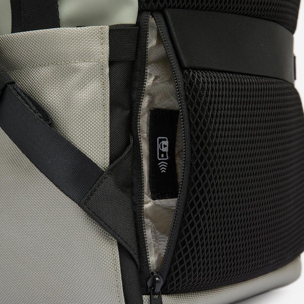 btwin-commute-900-rolltop-rucksack-29l-mit-laptopfach image 8