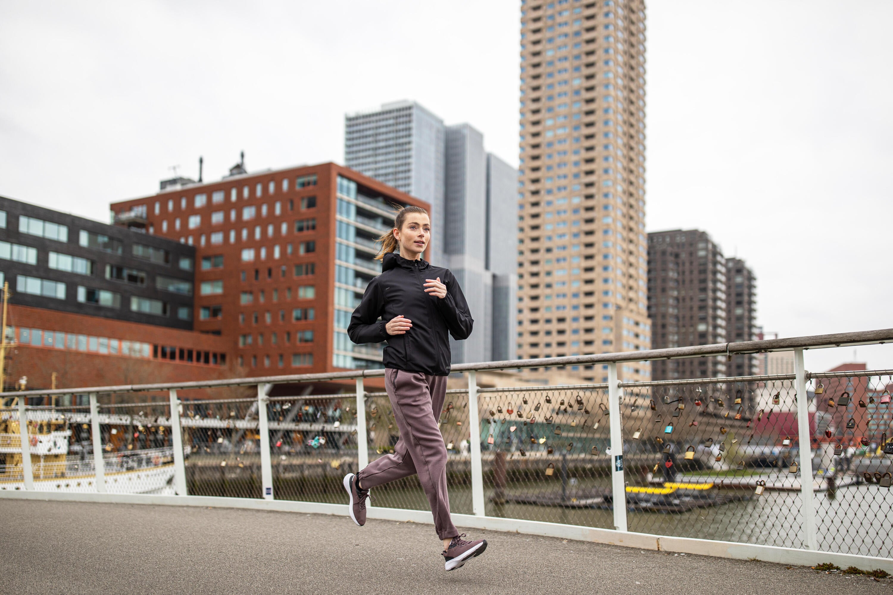 kiprun-run-100-damen-laufjacke-winddicht-schwarz image 8