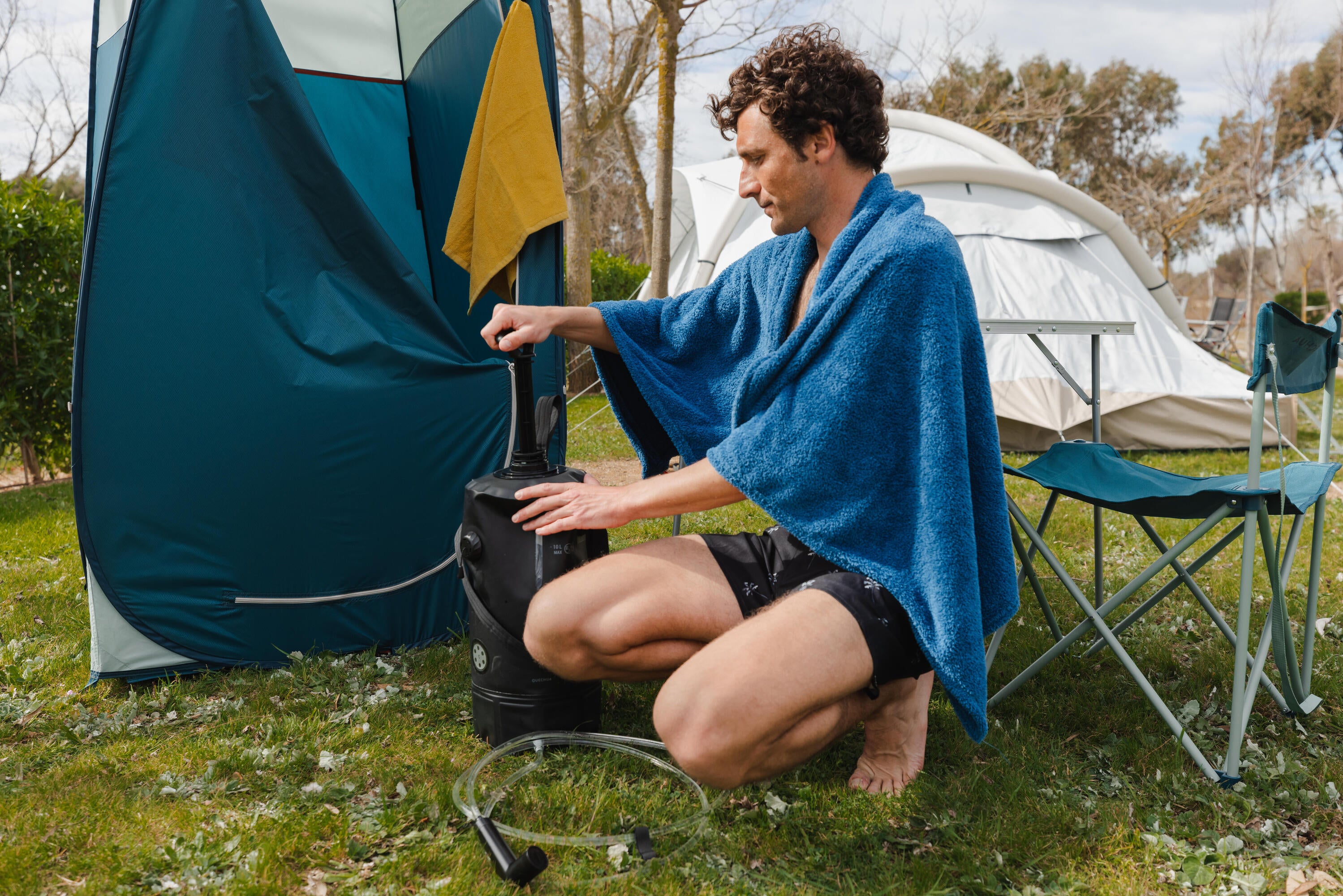 quechua-solardusche-campingdusche-10-l-schwarz-druck image 6